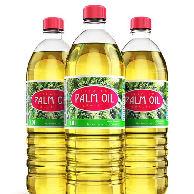 Des bouteilles d'huile de palme. [Fotolia - Scanrail]