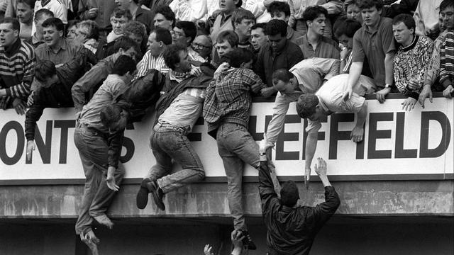 Des fans de Liverpool escaladaient le mur pour éviter d'être écrasé.