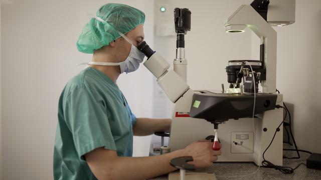 Un test menés sur des ovocyes fécondés dans le centre de médecine reproductive de Zurich. [Gaetan Bally]