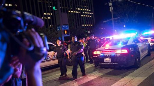 La police de Dallas surveille les lieux de la fusillade. [AFP - Laura Buckman]