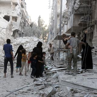 Une famille syrienne dans la rue après un bombardement, Alep le 23 septembre 2016. [AFP - Mohammed Thaer]