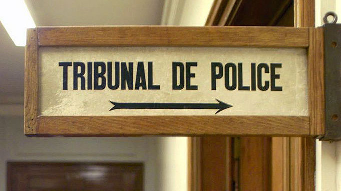 Le procès se déroule devant le Tribunal de police de Neuchâtel.