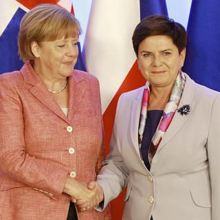 Angela Merkel a été reçue à Varsovie par la Première ministre polonaise Beata Szydlo. [AP/Keystone - Czarek Sokolowski]