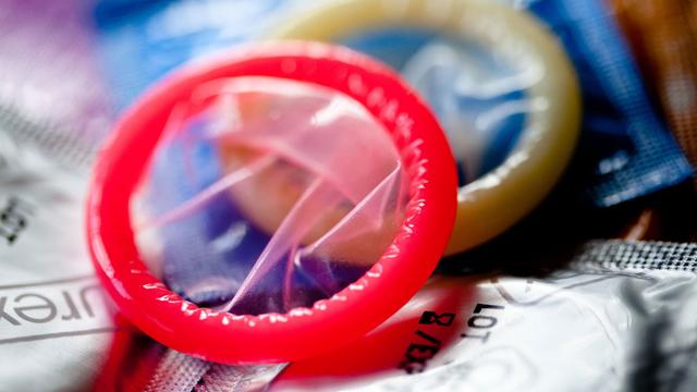 La commission parlementaire VIH SIDA s'apprête à réclamer que les fabricants et les distributeurs fournissent de plus grandes tailles de préservatifs. [Garo - Phanie]