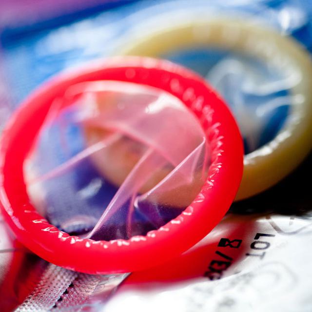 La commission parlementaire VIH SIDA s'apprête à réclamer que les fabricants et les distributeurs fournissent de plus grandes tailles de préservatifs. [Garo - Phanie]