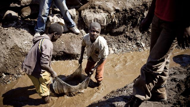 Enfants dans une mine du Katanga (sud-ouest de la RDC) en 2010.