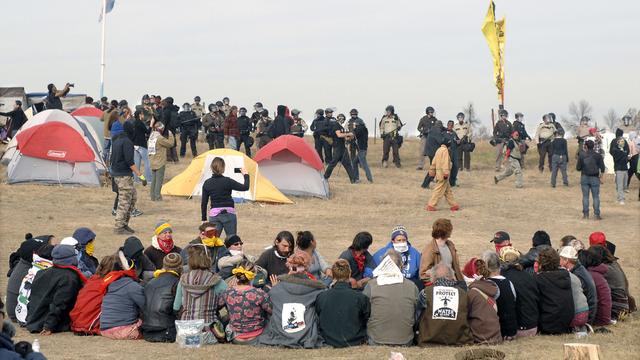 Manifestants et forces de l'ordre se font face près du chantier de l'oléoduc contesté dans le Dakota du Nord.