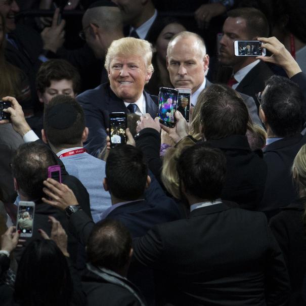 Donald Trump prend un bain de foule durant l'un de ses meeting de campagne, le 21 mars 2016. [Evan Vucci)]