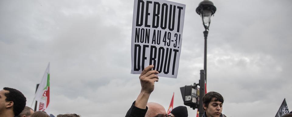 Manifestants devant l'Assemblée nationale à Paris pour protester contre le passage en force de la loi sur le travail. [Benjamin Filarski / Hans Lucas]