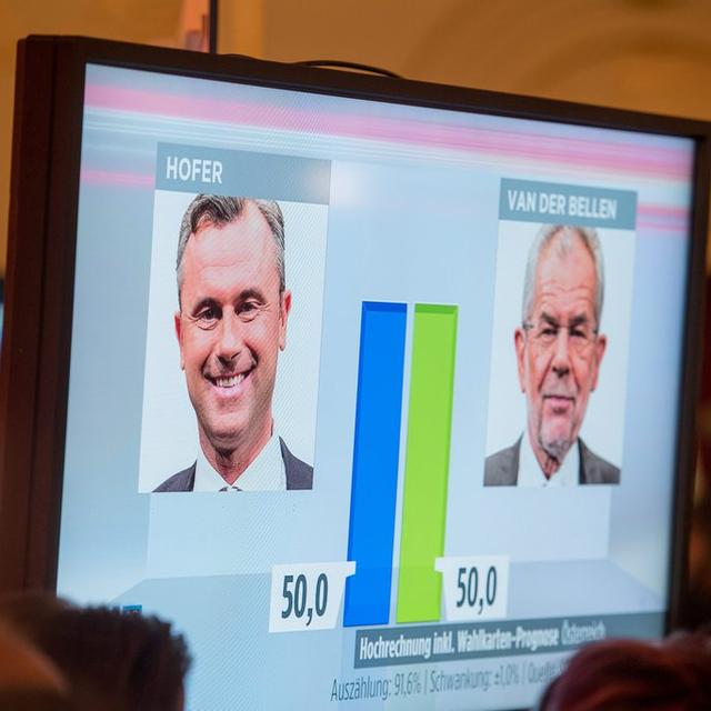 Les deux candidats à la présidentielle, Nobert Hofer pour le parti nationaliste FPÖ, et l'écologiste Alexander Van der Bellen sont au coude à coude. [Keystone - Christian Bruna - EPA]