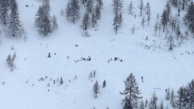 Les secouristes en intervention samedi après la coulée de neige dans le secteur de La Tzoumaz (VS). [RTS - Rafaël Poncioni]