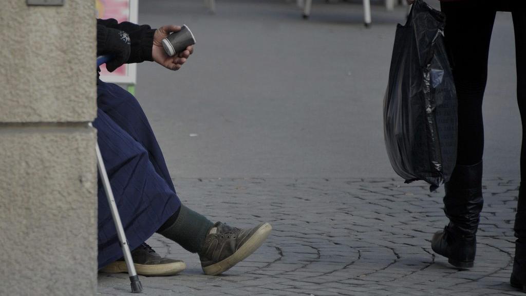 Mendiante rom dans les rues de Lausanne. [Keystone - Dominic Favre]