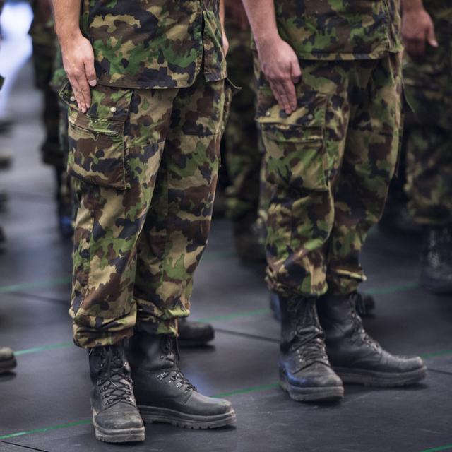 Des soldats au garde-à-vous avant d'être libérés dans la caserne de Reppischtal, à Birmensdorf, dans le canton de Zurich (image prétexte). [Dominic Steinmann]