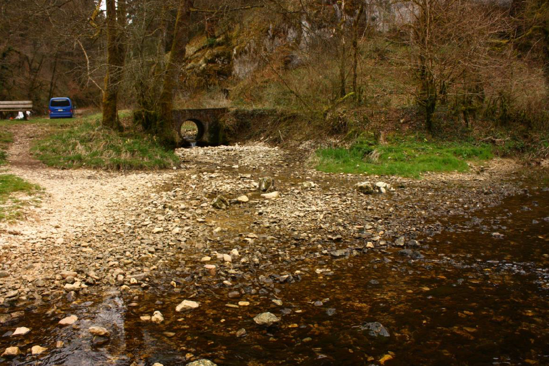 Le Doubs au passage du bief de Vautenaivre avant les travaux. [Office jurassien de l'environnement]