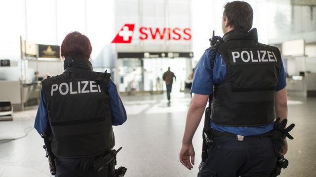 Policiers à l'aéroport de Zurich. [Ennio Leanza]