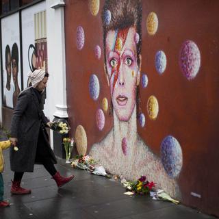 Premières fleurs lundi matin devant un portrait du chanteur dans le quartier londonien de Brixton. [AP/Keystone - Matt Dunham]