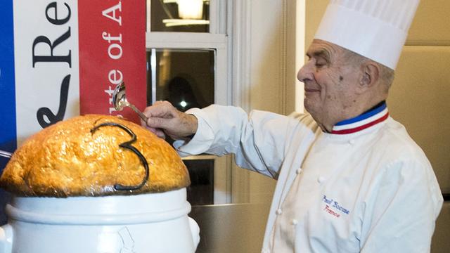 Paul Bocuse et sa fameuse soupe aux truffes Elysée. [AFP - Don Emmert]