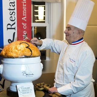 Paul Bocuse et sa fameuse soupe aux truffes Elysée. [AFP - Don Emmert]