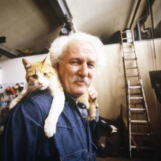 Portrait de l'artiste suisse Oscar Wiggli avec son chat en mai 1989. [Karl-Heinz Hug]