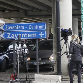 Les médias sont sur le qui-vive aux abords de l'aéroport bruxellois de Zaventem. [Michel Spingler]