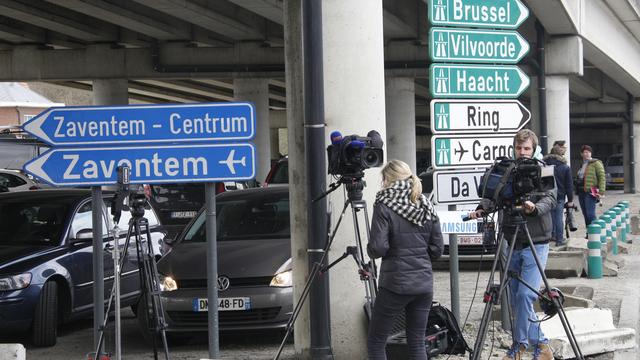 Les médias sont sur le qui-vive aux abords de l'aéroport bruxellois de Zaventem. [Michel Spingler]