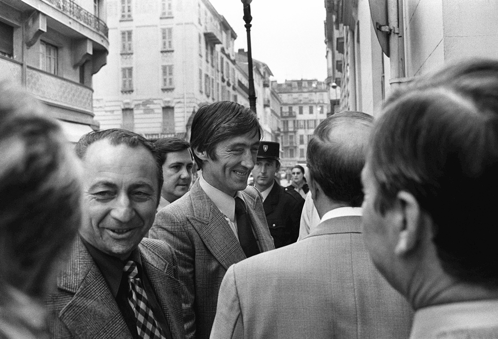 Albert Spaggiari, entouré de policiers et de son avocat Maître Peyrat, le 30 octobre 1976. [AFP - AFP PHOTO]