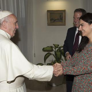 Le pape François salue sa nouvelle porte-parole, Paloma Garcia Ovejero. [Pool photo/AP Keystone - L'Osservatore Romano]