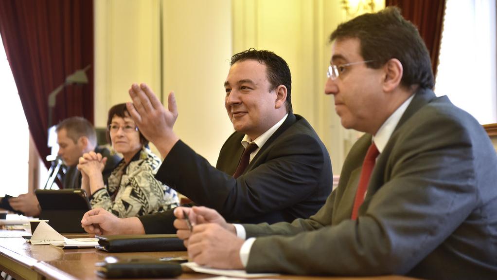 Le conseiller d'Etat neuchâtelois Jean-Nathanael Karakash et son collègue vaudois Pascal Broulis lors de la présentation de la Conférence transjurassienne. [Keystone - Christian Brun]