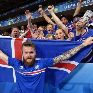 Le joueur islandais Aron Gunnarsson célèbre la victoire avec les supporters. [EPA/Keystone - Powell]