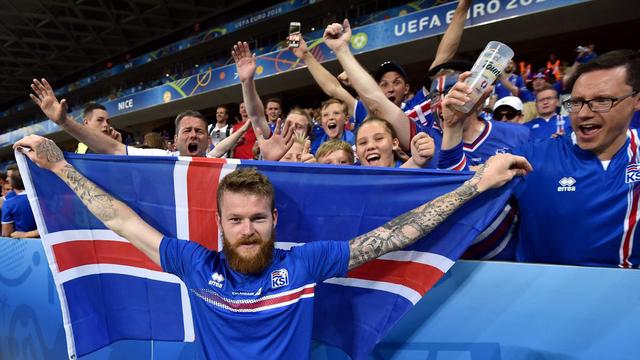 Le joueur islandais Aron Gunnarsson célèbre la victoire avec les supporters. [EPA/Keystone - Powell]
