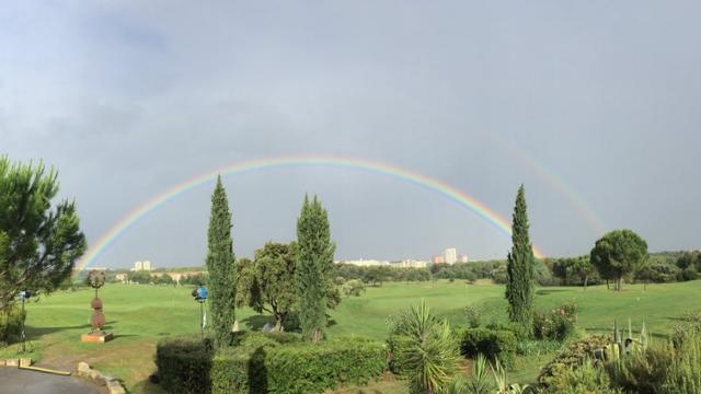 Après une légère pluie, deux arcs-en-ciel sont apparus sur Juvignac et la Mosson.