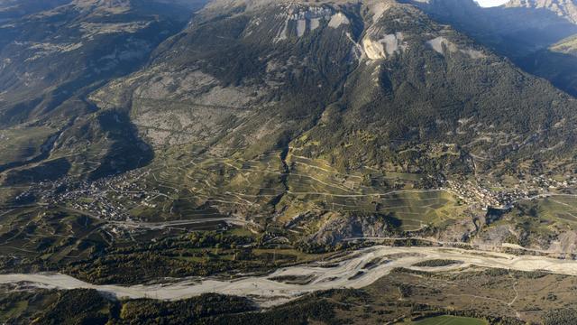 Une vue aérienne de la vallée du Rhône, entre Sierre et Loèche, en Valais. [Keystone - Laurent Gilliéron]