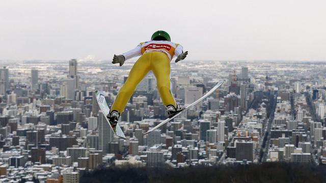 Peter Prevc en plein vol au-dessus de la ville de Sapporo au nord du Japon. [Kimimasa Mayama]