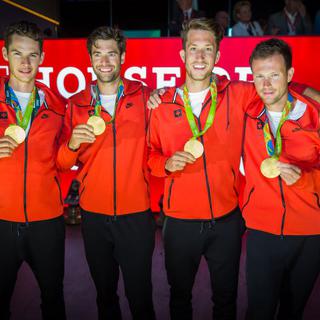 L'équipe suisse d'aviron célèbre sa médaille d'or, Rio de Janeiro le 11 août 2016. [Keystone - Swiss Olympic]
