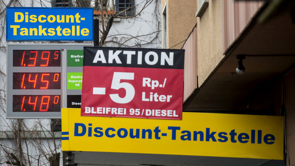 Les prix à la pompe ne baissent pas autant qu'ils devraient en Suisse. [Keystone - Ennio Leanza]