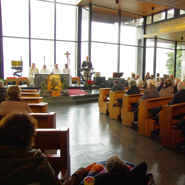 Messe dans la chapelle St-Joseph de lʹécole des missions à St Gingolph. [ecole-des-missions.ch]
