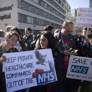 De jeunes médecins protestent devant un hôpital londonien, 26.04.2016. [AP/Keystone - Matt Dunham]