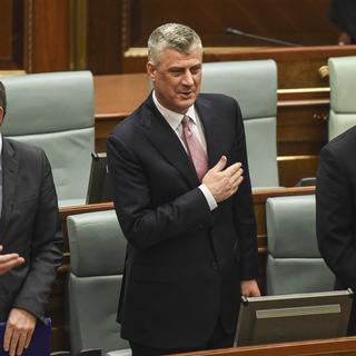 Hashim Thaçi (au centre), qui a été élu vendredi président du Kosovo par le Parlement, est un ancien guérillero reconverti dans la politique. [AFP - ARMEND NIMANI]