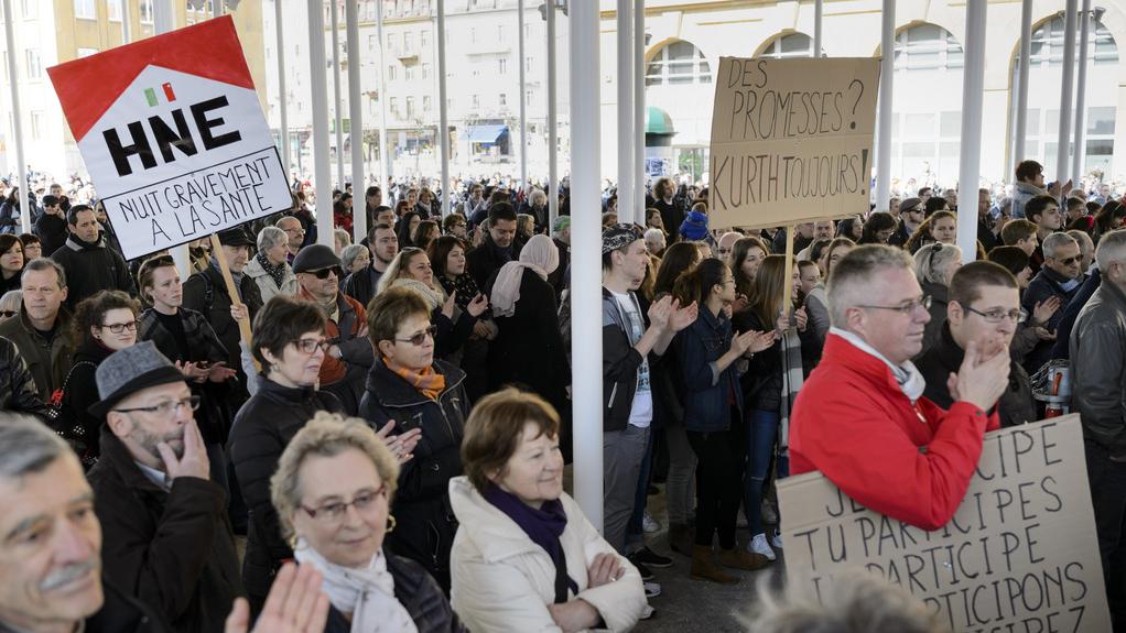 Des manifestants défilent en faveur du maintien du site de La Chaux-de-Fonds de l'Hôpital neuchâtelois samedi 19 mars. [Keystone - Laurent Gilliéron]