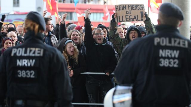 Des policiers ont fait barrage à Cologne pour éviter que les partisans d'extrême droite et les contre-manifestants ne s'affrontent. [EPA/Olivier Berg]