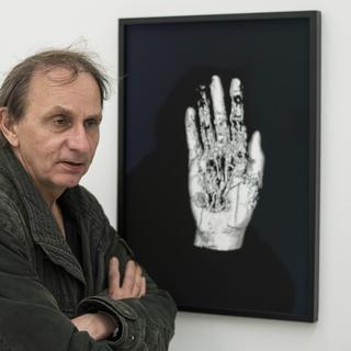 L'écrivain et artiste Michel Houellebecq à côté d'une de ses oeuvres dans le cadre de "Manifesta". [Keystone - Ennie Leanza]