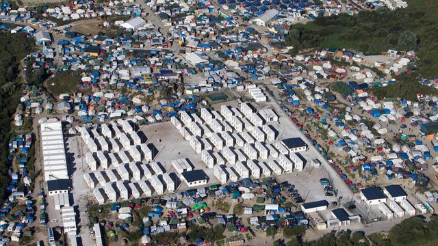 Vue aérienne du camp de migrants de Calais, où vivent près de 10'000 migrants. [Keystone - Michel Spingler]