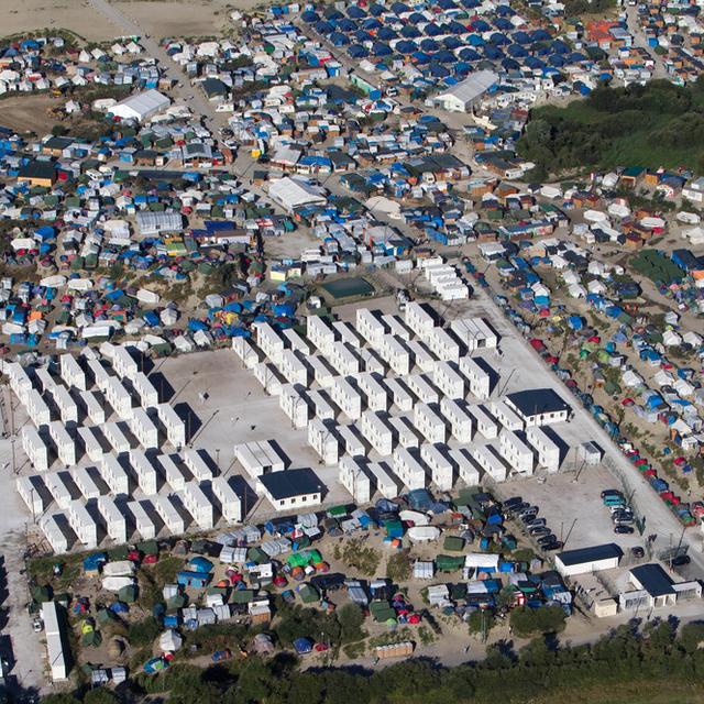 Vue aérienne du camp de migrants de Calais, où vivent près de 10'000 migrants. [Keystone - Michel Spingler]