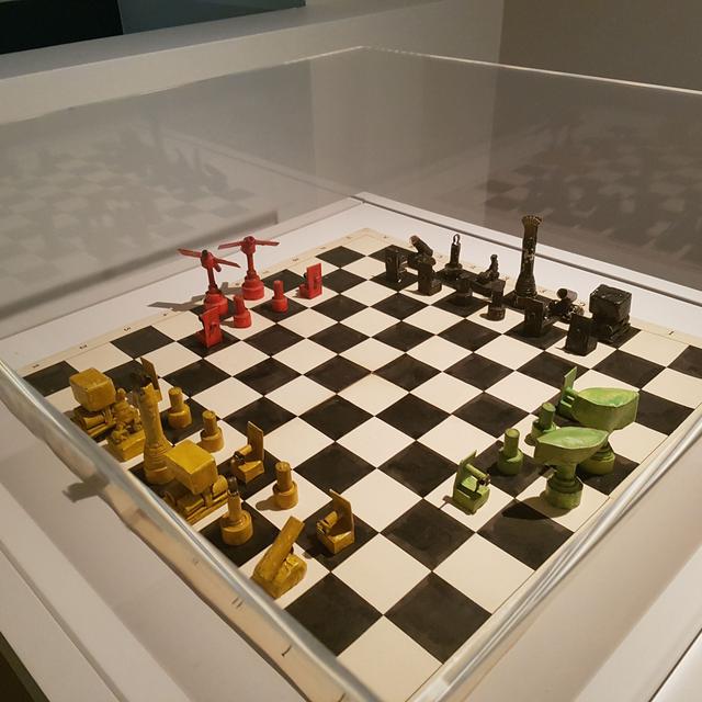 Jeu d'échecs à 4 joueurs inventé par Arnold Schoenberg dans les années 1920-1925. [mahj.org]