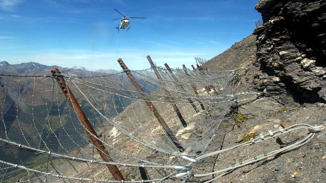 Des paravalanches à la pointe du Tsate, au-dessus d'Evolène, installés en 2003.