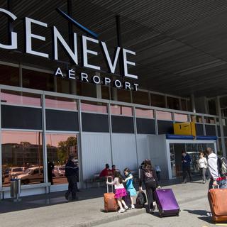Les citoyens veulent pouvoir se prononcer sur l'agrandissement de l'aéroport de Genève. [Keystone - Salvatore Di Nolfi]
