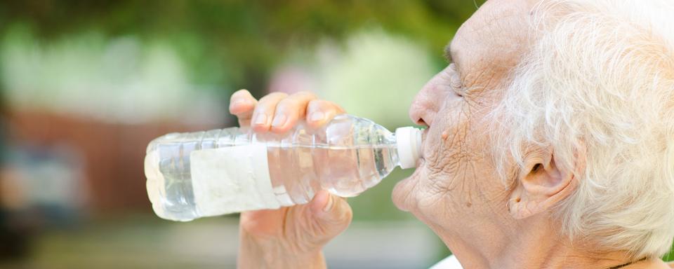 En période de canicule, les personnes âgées doivent boire pour éviter la déshydratation.
Hunor Kristo
Fotolia [Hunor Kristo]