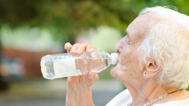 En période de canicule, les personnes âgées doivent boire pour éviter la déshydratation.
Hunor Kristo
Fotolia [Hunor Kristo]