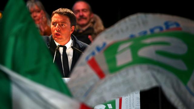 Matteo Renzi lors de son dernier meeting en faveur du "oui" au référendum, le 2 décembre 2016.