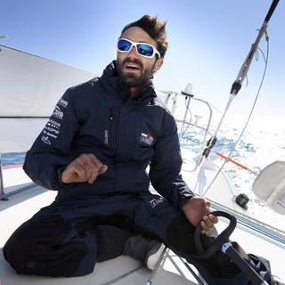 Le skipper suisse Alan Roura à bord de son bateau "La Fabrique". [Keystone - Laurent Gillieron]
